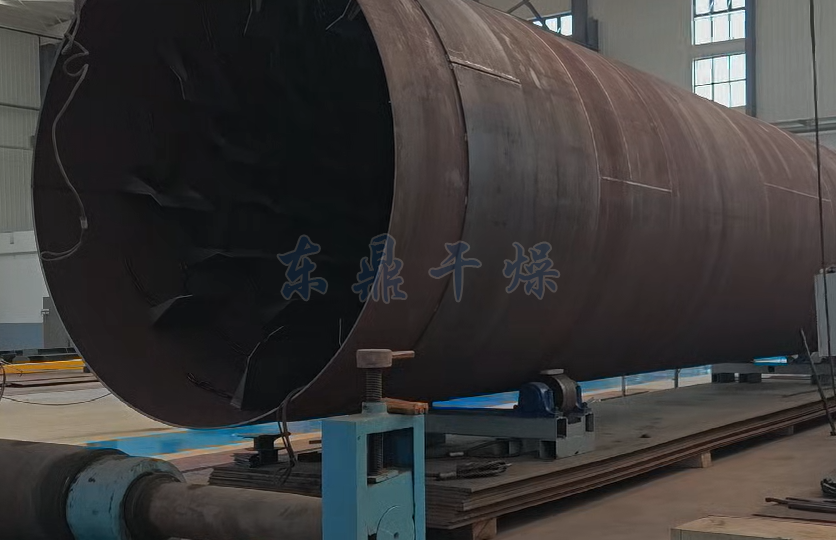 走進陜西府谷煤泥烘干機制造車間，機器轟鳴中滿是專業(yè)氣息 —— 這里正為煤泥烘干需求，精準打造適配設備。  車間內(nèi)，鋼板切割環(huán)節(jié)采用數(shù)控設備，誤差控制在 ±1mm 內(nèi)，確保滾筒等核心部件尺寸精準；焊接工